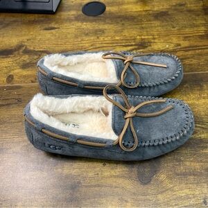 UGG Women's Dakota Slipper Size 5 Suede + 100%wool